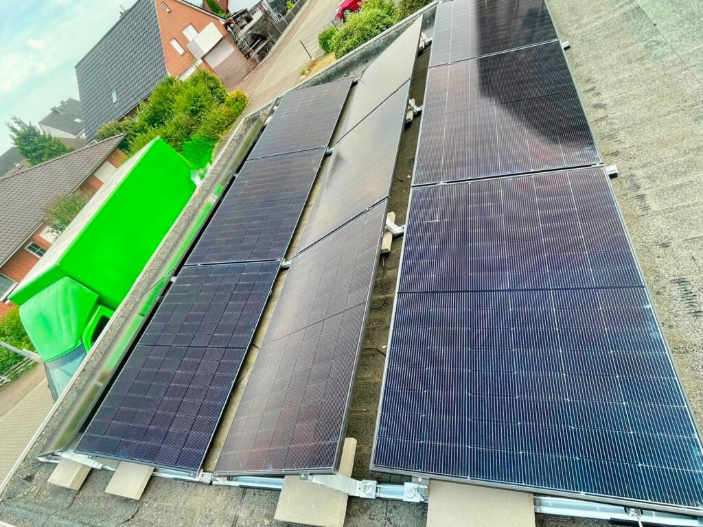 Aufgeständerte Solarmodule auf dem Flachdach der Garage in Ilsede