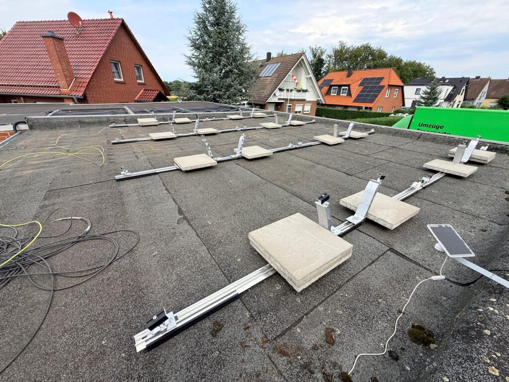 Flachdach-Montagesystem mit Ballastplatten vor der Modulmontage in Ilsede
