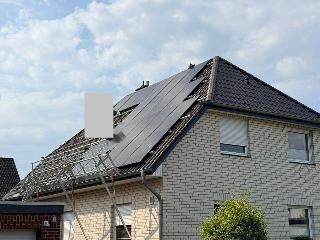 Montage der Solarmodule auf dem Satteldach in Ilsede mit Gerüst