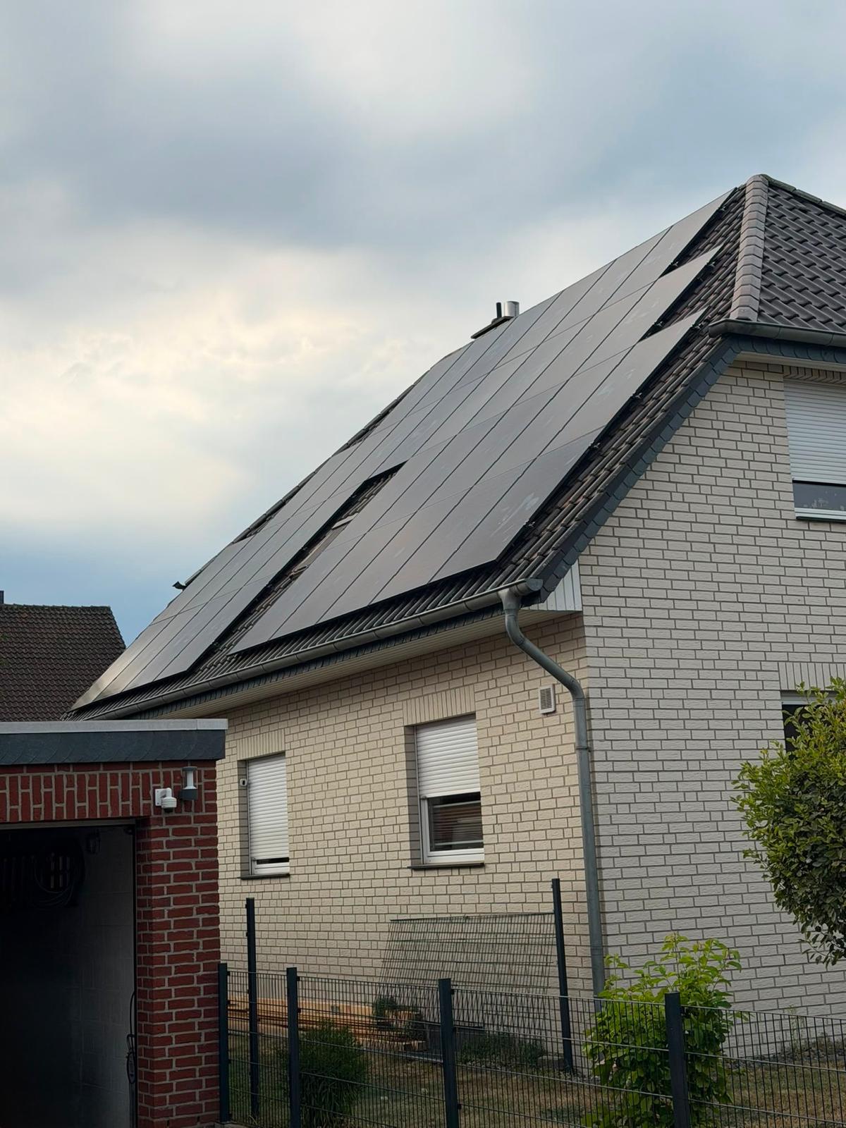 Photovoltaikanlage mit Full-Black-Modulen auf dem Satteldach eines Einfamilienhauses in Ilsede
